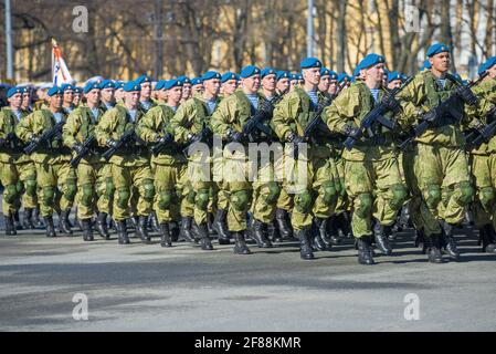 ST. PETERSBURG, RUSSIA - 06 MAGGIO 2018: I paracadutisti russi marciano in occasione di una prova di una parata militare in onore della Giornata della Vittoria Foto Stock