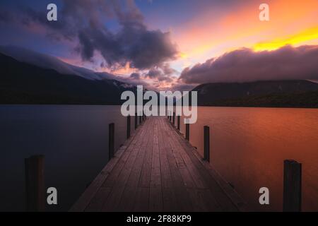 Tramonto sul lago Rotoiti, Nuova Zelanda Foto Stock