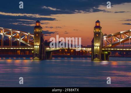 La parte centrale del ponte Bolsheokhtinsky (Pietro il Grande) sullo sfondo di un tramonto di giugno. San Pietroburgo, Russia Foto Stock