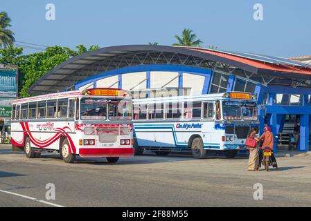 HIKKADUWA, SRI LANKA - 20 FEBBRAIO 2020: Due autobus interurbani sulla stazione degli autobus di Hikkaduwa Foto Stock