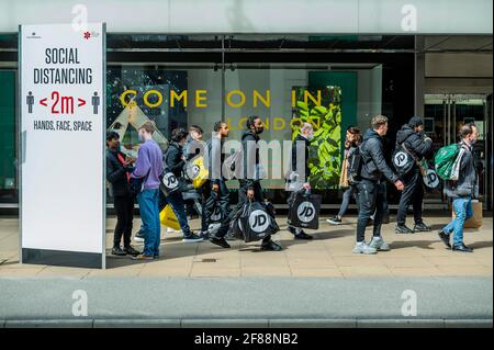 Londra, Regno Unito. 12 Aprile 2021. John Lewis dice di andare avanti a Londra - i negozi iniziano ad aprirsi quando entra in vigore la prossima fase di alleggerimento delle restrizioni del coronavirus, consentendo la riapertura del settore retail non essenziale. Credit: Guy Bell/Alamy Live News Foto Stock