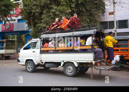 MANDALAI, MYANMA - 22 DICEMBRE 2016: Hyundai Porter - camion passeggeri, trasporto pubblico della città di Mandalay Foto Stock