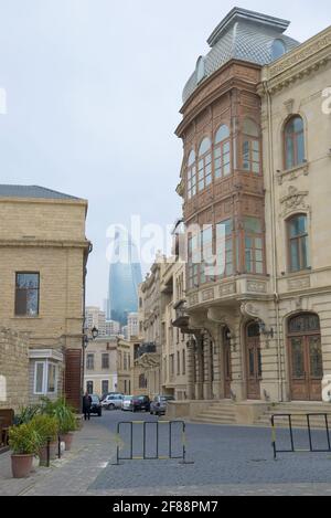 BAKU, AZERBAIGIAN - 29 DICEMBRE 2017: Un giorno nuvoloso di dicembre nella città vecchia Foto Stock