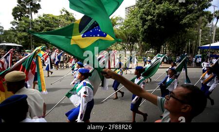 salvador, bahia / brasile - 7 settembre 2016: La popolazione accompagna la parata civico-militare alla data dell'indipendenza del Brasile in Salvador. *** Foto Stock