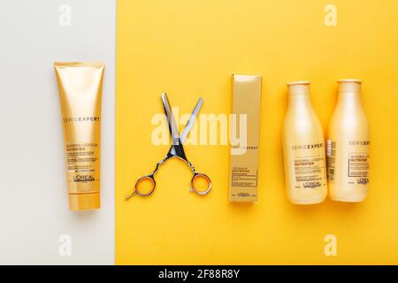 L'oreal professionnel Paris Serie Expert loreal nutriente per capelli prodotti professionali Set forbici per parrucchieri. Maschera LOREAL shampoo capelli su giallo Foto Stock