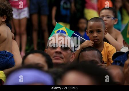 salvador, bahia / brasile - 7 settembre 2016: La popolazione accompagna la parata civico-militare alla data dell'indipendenza del Brasile in Salvador. *** Foto Stock