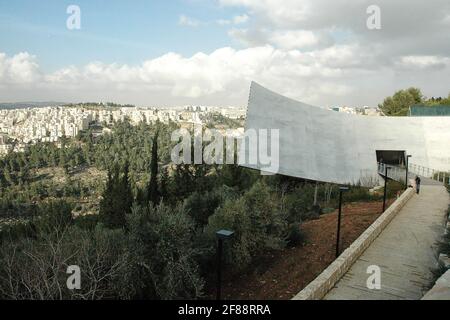 Gerusalemme: Museo di storia di Yad Vashem con Gerusalemme sullo sfondo Foto Stock