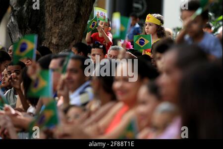 salvador, bahia / brasile - 7 settembre 2016: La popolazione accompagna la parata civico-militare alla data dell'indipendenza del Brasile in Salvador. *** Foto Stock