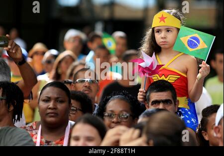 salvador, bahia / brasile - 7 settembre 2016: La popolazione accompagna la parata civico-militare alla data dell'indipendenza del Brasile in Salvador. *** Foto Stock