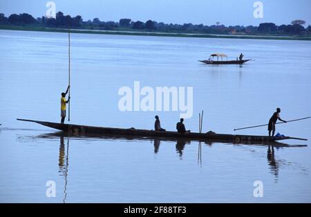 Trasporto di passeggeri in una piroga del fiume Bani, Mali Foto Stock