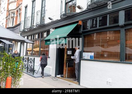 Londra, Regno Unito. 12 Aprile 2021. Il personale del Groucho Club di Soho, nel centro di Londra, si prepara ad accogliere i clienti in quanto il quarto Lockdown nel Regno Unito è stato alleggerito, il che significa che i clienti possono ordinare bevande e cibo da consumare all'esterno. Credit: SOPA Images Limited/Alamy Live News Foto Stock