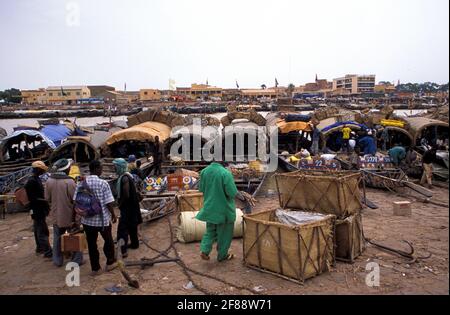 Porto di Mopti e mercato, Mopti, regione interna del Delta del Niger, Mali Foto Stock