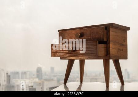 Comodino in teak. Comodino di design moderno, armadietto con due cassetti, interno della camera, fuoco selettivo. Foto Stock