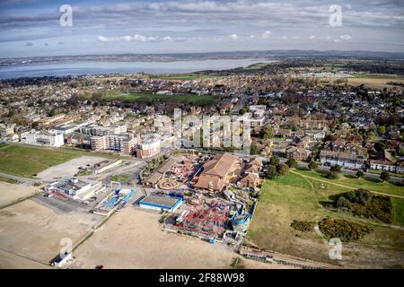 L'aereo di Hayling Island South Beach con il parco divertimenti e la popolare destinazione turistica vista aerea. Foto Stock