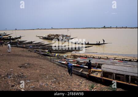 Barche nel porto, Porto di Mopti e mercato, fiume Bani, Mopti, regione interna del Delta del Niger, Mali Foto Stock