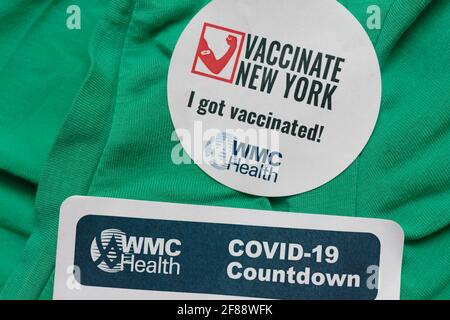 Sono stato vaccinato e covid-19 Countdown adesivi dati alla gente dopo aver ricevuto una vaccinazione covid-19 shot a New York, questo da parte del Westch Foto Stock