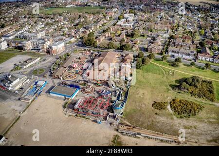 L'aereo di Hayling Island South Beach con il parco divertimenti e la popolare destinazione turistica nell'Inghilterra meridionale immagine aerea. Foto Stock