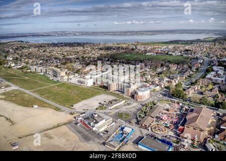 La splendida aereo di Hayling Island Hampshire South Beach con il parco divertimenti e la popolare destinazione turistica nell'Inghilterra meridionale vista aerea. Foto Stock