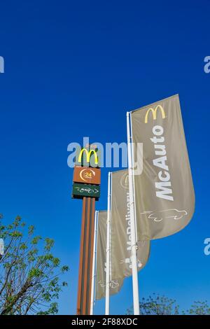 Vista esterna di un ristorante di una famosa veloce americana Azienda alimentare a Granada (Spagna) in una soleggiata mattina di primavera Foto Stock