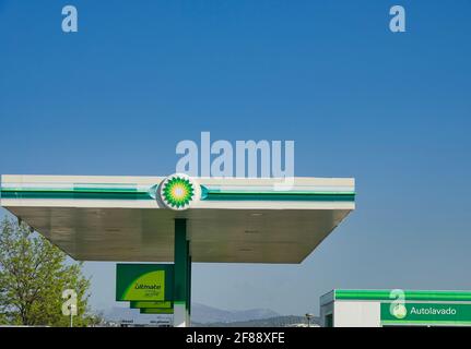 Stazione di servizio di una delle principali compagnie petrolifere britanniche con auto Lavatrice in una soleggiata giornata primaverile a Granada (Spagna) Foto Stock