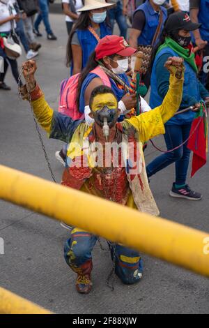 Gli indigeni colombiani partecipano ad una minga per chiedere al governo proteggere i loro territori e fermare gli assassini di sociale leader Foto Stock