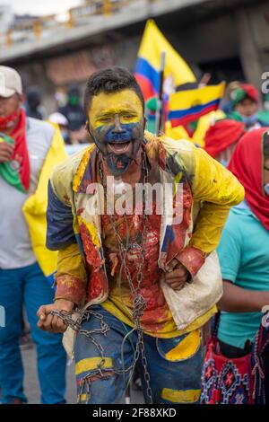 Gli indigeni colombiani partecipano ad una minga per chiedere al governo proteggere i loro territori e fermare gli assassini di sociale leader Foto Stock