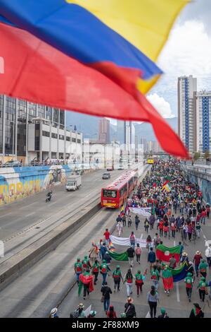 Gli indigeni colombiani partecipano ad una minga per chiedere al governo proteggere i loro territori e fermare gli assassini di sociale leader Foto Stock