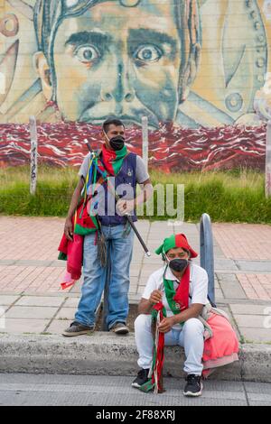 Gli indigeni colombiani partecipano ad una minga per chiedere al governo proteggere i loro territori e fermare gli assassini di sociale leader Foto Stock