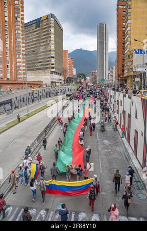 Gli indigeni colombiani partecipano ad una minga per chiedere al governo proteggere i loro territori e fermare gli assassini di sociale leader Foto Stock