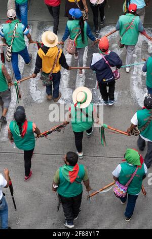 Gli indigeni colombiani partecipano ad una minga per chiedere al governo proteggere i loro territori e fermare gli assassini di sociale leader Foto Stock