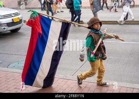 Gli indigeni colombiani partecipano ad una minga per chiedere al governo proteggere i loro territori e fermare gli assassini di sociale leader Foto Stock