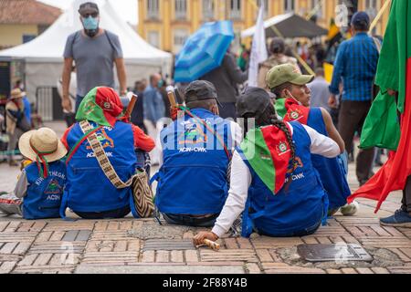 Gli indigeni colombiani partecipano ad una minga per chiedere al governo proteggere i loro territori e fermare gli assassini di sociale leader Foto Stock