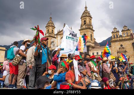 Gli indigeni colombiani partecipano ad una minga per chiedere al governo proteggere i loro territori e fermare gli assassini di sociale leader Foto Stock