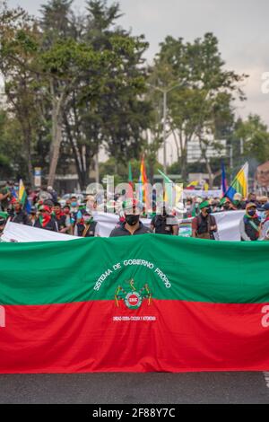 Gli indigeni colombiani partecipano ad una minga per chiedere al governo proteggere i loro territori e fermare gli assassini di sociale leader Foto Stock