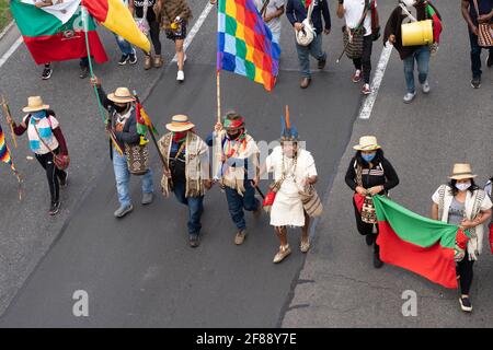 Gli indigeni colombiani partecipano ad una minga per chiedere al governo proteggere i loro territori e fermare gli assassini di sociale leader Foto Stock