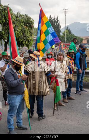 Gli indigeni colombiani partecipano ad una minga per chiedere al governo proteggere i loro territori e fermare gli assassini di sociale leader Foto Stock