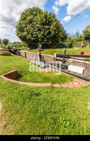 Pittoresca chiusa di canale nel Regno Unito nella soleggiata giornata estiva. Taunton e Bridgewater Canal, Maunsel Lock, Regno Unito, grandangolo, ritratto. Foto Stock