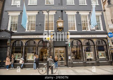 Londra, Regno Unito. 12 Aprile 2021. Gli acquirenti si accodano fuori da Tiffany & Co in Old Bon Street. Numero di acquirenti nel centro di Londra boom come Covid19 restrizioni sono attenuati. (Foto di Pietro Recchia/SOPA Images/Sipa USA) Credit: Sipa USA/Alamy Live News Foto Stock