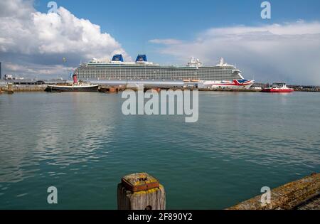 Southampton, Hampshire, Inghilterra, Regno Unito. 2021. Nave da crociera Britannia guarda giù sulla storica nave Calshot visto nel porto di Southampton durante Covid lo Foto Stock