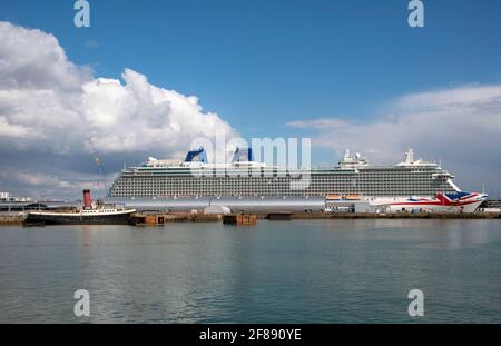 Southampton, Hampshire, Inghilterra, Regno Unito. 2021. Nave da crociera Britannia guarda giù sulla storica nave Calshot visto nel porto di Southampton durante Covid lo Foto Stock