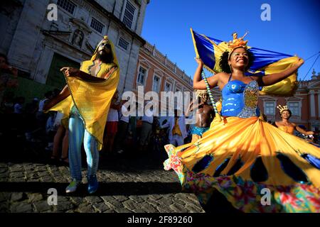 salvador, bahia / brasile - 5 febbraio 2016: I membri della scuola di Samba unita di Itapua sono visti durante la parata a Pelourinho nel carnevale della città di Salvador. ** Foto Stock