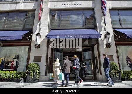 Londra, Regno Unito. 12 Aprile 2021. Coda di persone fuori Polo Ralph Lauren a New Bond Street. Numero di acquirenti nel centro di Londra boom come Covid19 restrizioni sono attenuati. Credit: SOPA Images Limited/Alamy Live News Foto Stock