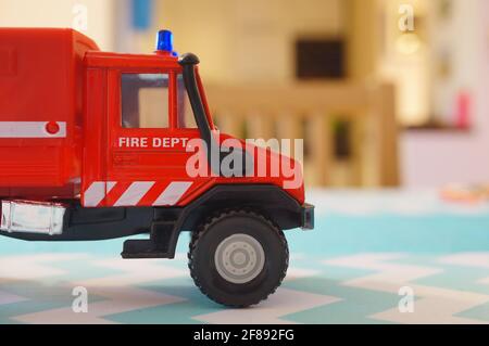 POZNAN, POLONIA - Feb 19, 2017: Red Welly giocattolo fuoco camion reparto su tavolo in soft focus Foto Stock