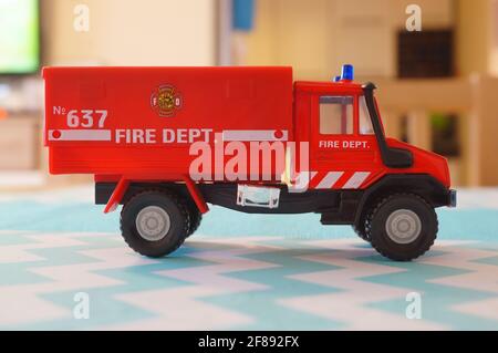POZNAN, POLONIA - Feb 19, 2017: Red Welly giocattolo fuoco camion reparto su tavolo in soft focus Foto Stock