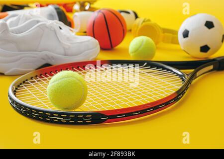 Set di attrezzature sportive su sfondo a colori Foto Stock