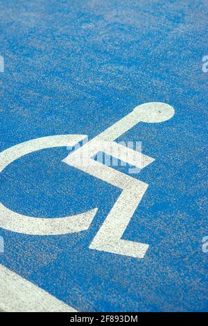 Accesso per disabili in un parcheggio Foto Stock