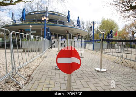 Una vista generale della terrazza chiusa del Vondelpark in mezzo alla pandemia di Coronavirus il 12 aprile 2021 ad Amsterdam, Paesi Bassi. Il governo olandese ha confermato ieri in una dichiarazione che le terrazze non sarebbero riaperte prima del 28 aprile a causa dell'elevato numero di infezioni per il coronavirus, domenica scorsa sono state annunciate altre 8,288 infezioni, il numero giornaliero più elevato per due settimane, mentre più di 2,500 persone vengono curate in ospedale per il virus, di cui 788 sono in terapia intensiva. (Foto di Paulo Amorim/Sipa USA) Foto Stock