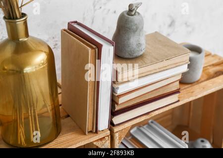 Pila di libri su scatole di legno, closeup Foto Stock