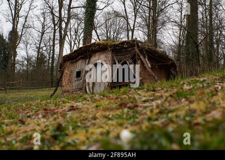 Piccola casa Hobbit del set cinematografico Hobbiton in Belgio. Foto Stock