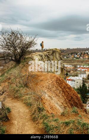 Uomo con zaino godendo di vista della riserva naturale della valle di Prokopske, Praga, Repubblica Ceca.attraente paesaggio con profonde valli, ruscelli locali Foto Stock